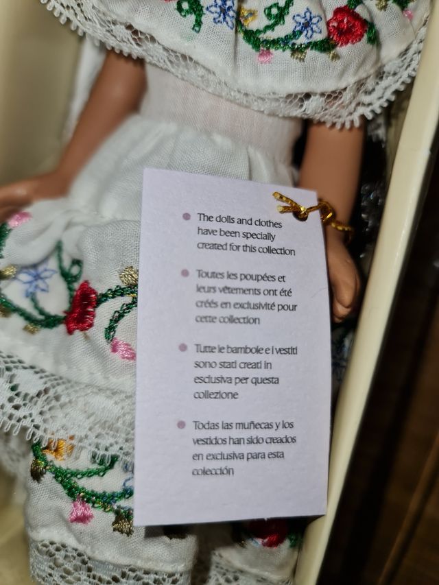 Muñeca mejicana de porcelana.