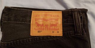 Pantalón Levi\\'s 501 negro de segunda mano por 20 EUR en Gernika-Lumo en  WALLAPOP