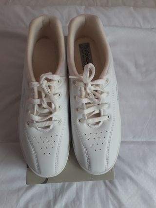 ZAPATILLAS DEPORTIVAS DE SEÑORA BLANCAS de segunda mano por 9 EUR en  Coslada en WALLAPOP