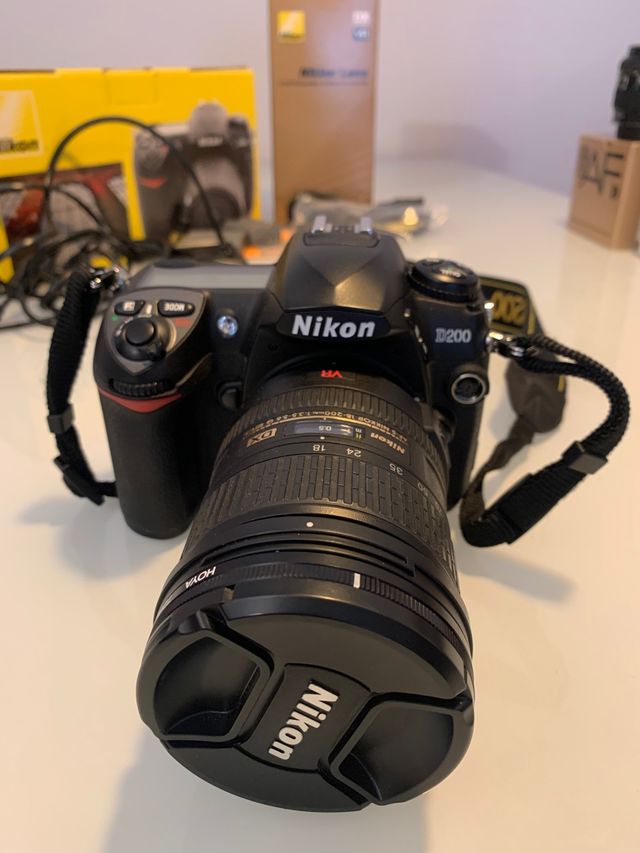 Cámara Nikon D200, objetivo, flash y accesorios