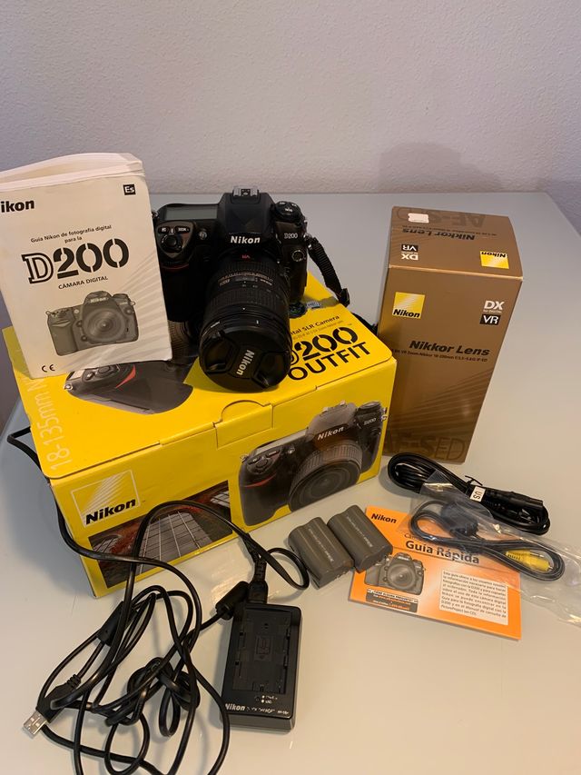 Cámara Nikon D200, objetivo, flash y accesorios