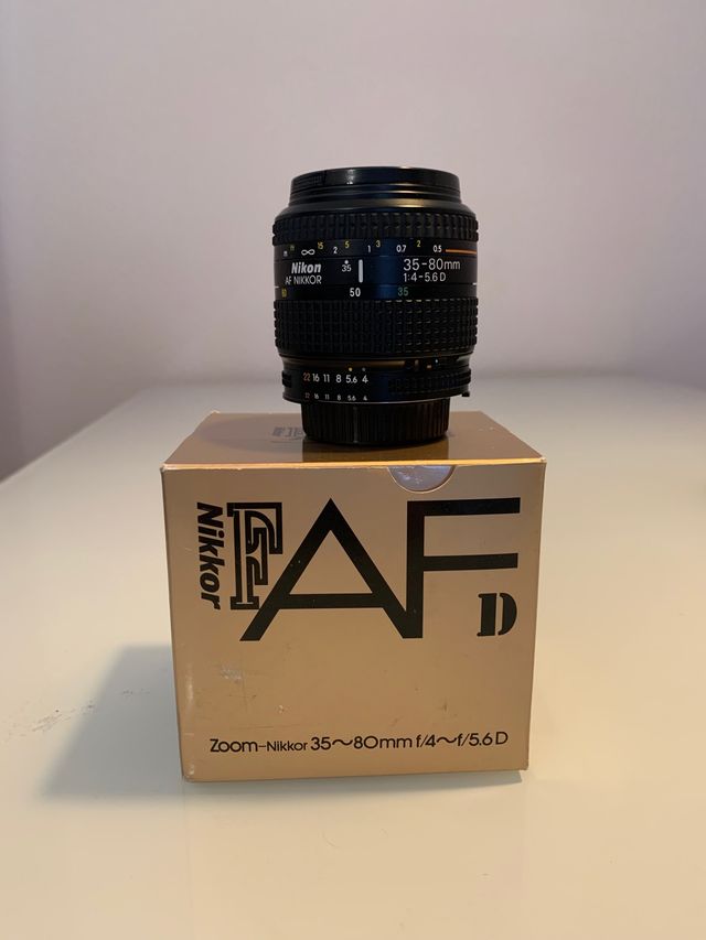 Cámara Nikon D200, objetivo, flash y accesorios