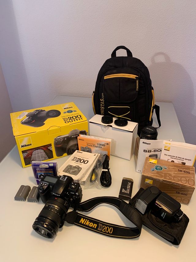 Cámara Nikon D200, objetivo, flash y accesorios
