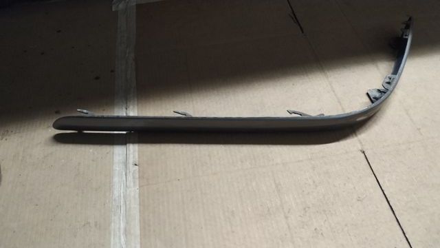 Moldura trasera derecha Avensis 2006