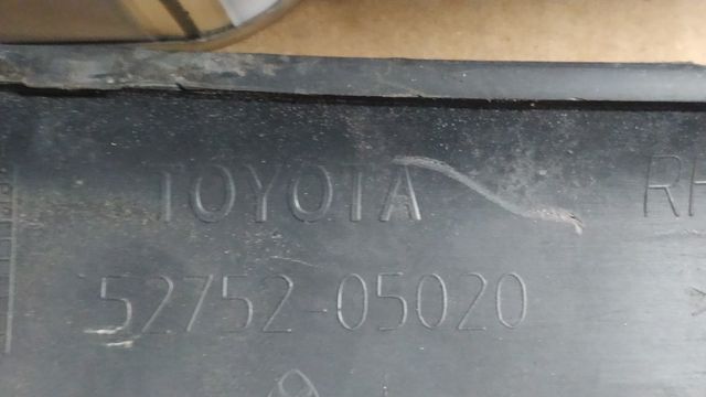 Moldura trasera derecha Avensis 2006