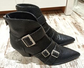 Botines camperos piel. Zara. de segunda mano por 7 EUR en Barcelona en  WALLAPOP