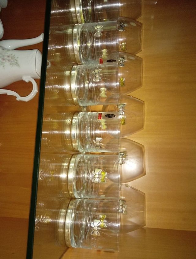 6 vasos y 6 copas. Detalle en PLATA de LEY.