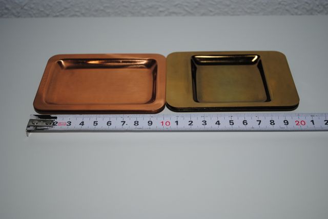 bandejas - pequeñas - metálicas.