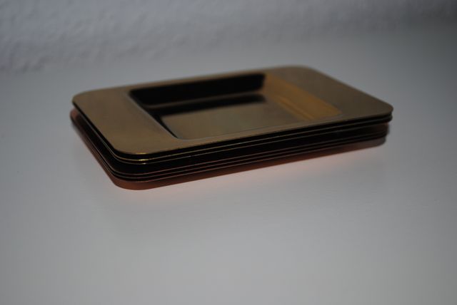 bandejas - pequeñas - metálicas.