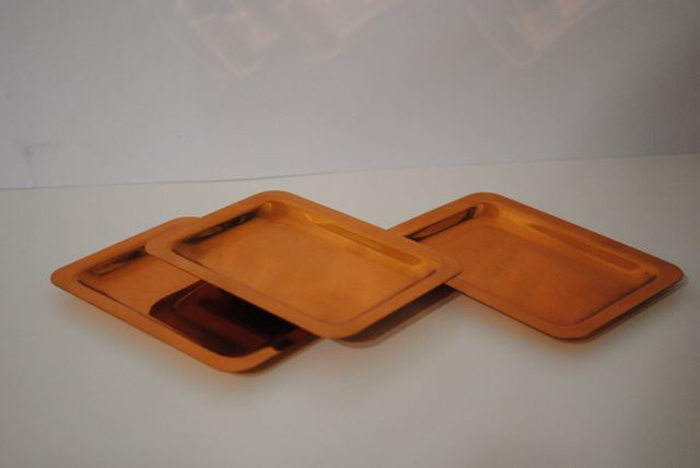 bandejas - pequeñas - metálicas.