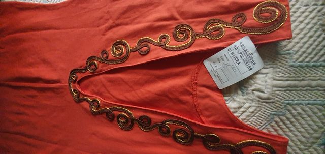 Vestido cóctel, rojo anaranjado entallado.