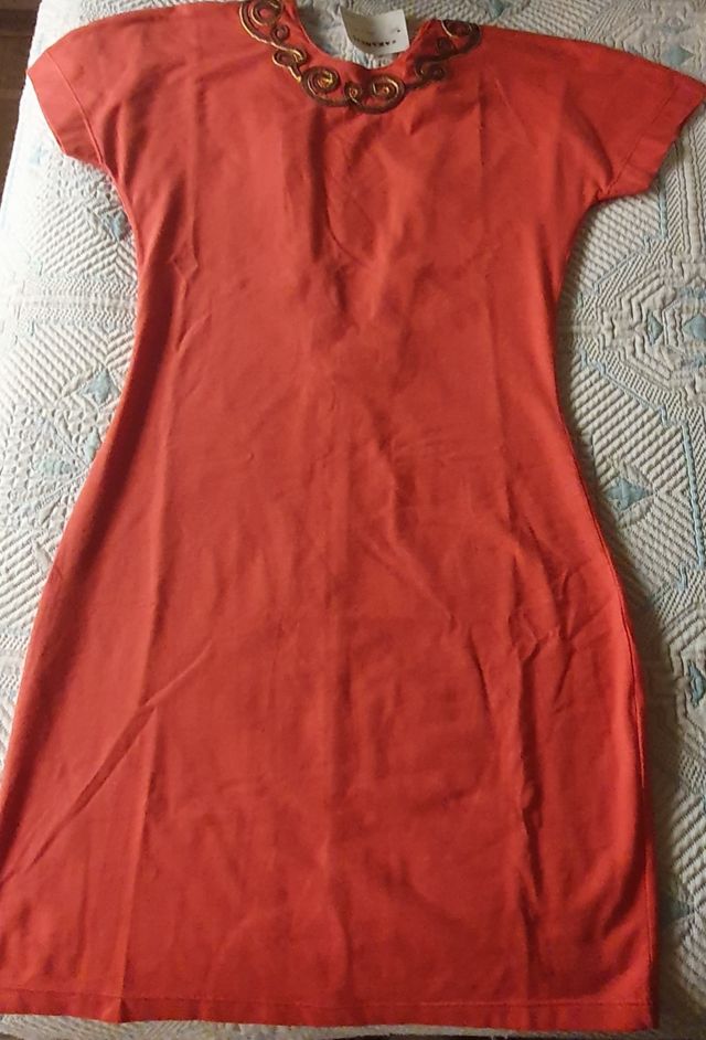 Vestido cóctel, rojo anaranjado entallado.