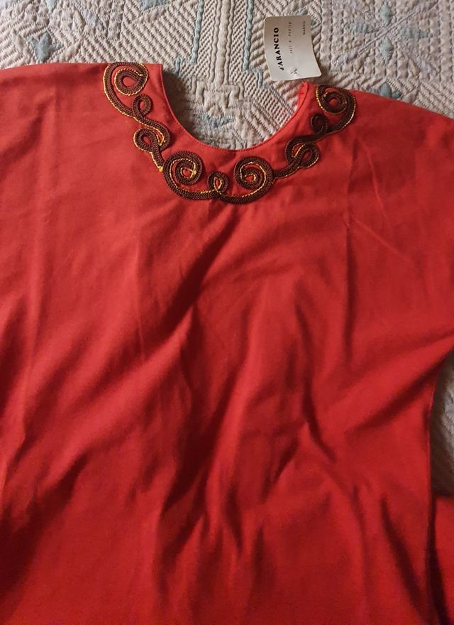 Vestido cóctel, rojo anaranjado entallado.