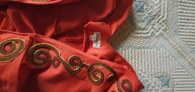 Vestido cóctel, rojo anaranjado entallado.