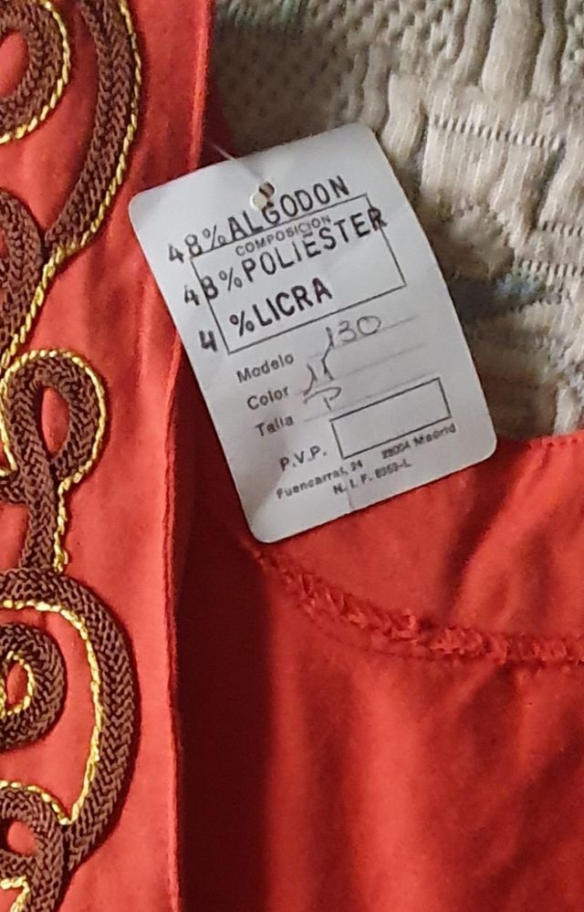 Vestido cóctel, rojo anaranjado entallado.