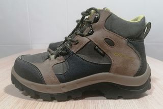 Botas Quechua Novadry montaña \\/ trekking. T 36 de segunda mano por 14 EUR  en Valencia en WALLAPOP