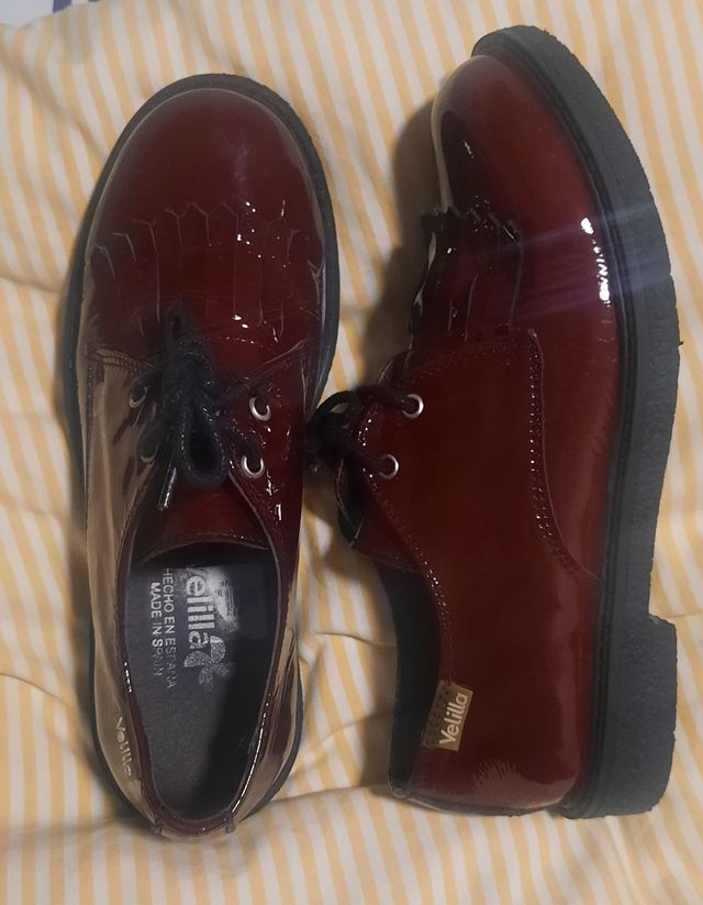 Zapatos niña charol burdeos oscuro. N° 33.