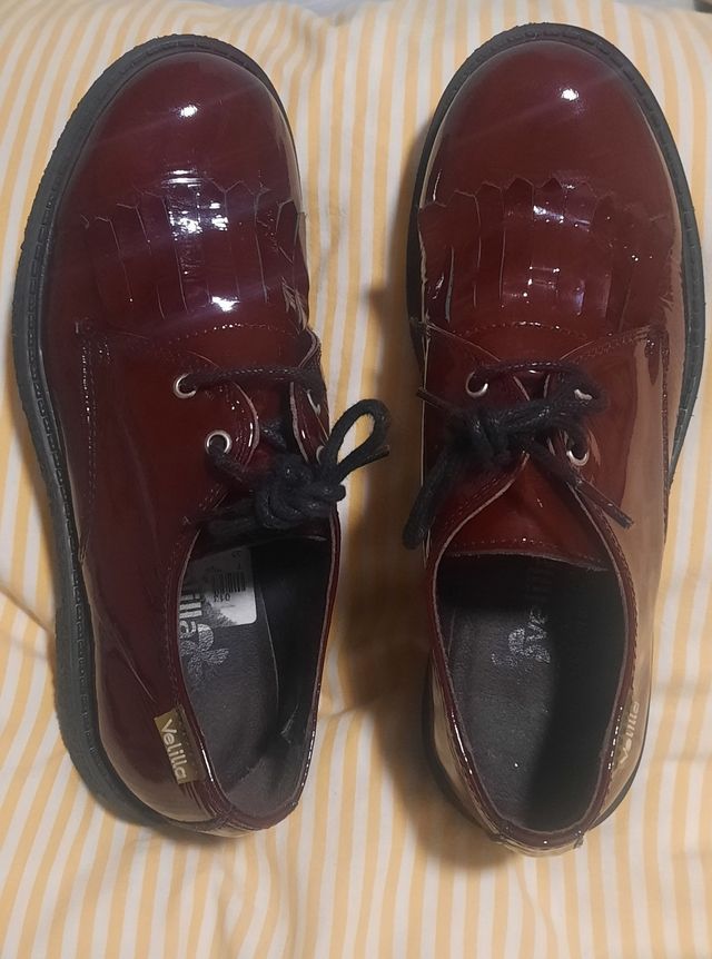 Zapatos niña charol burdeos oscuro. N° 33.
