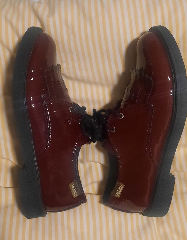 Zapatos niña charol burdeos oscuro. N° 33.