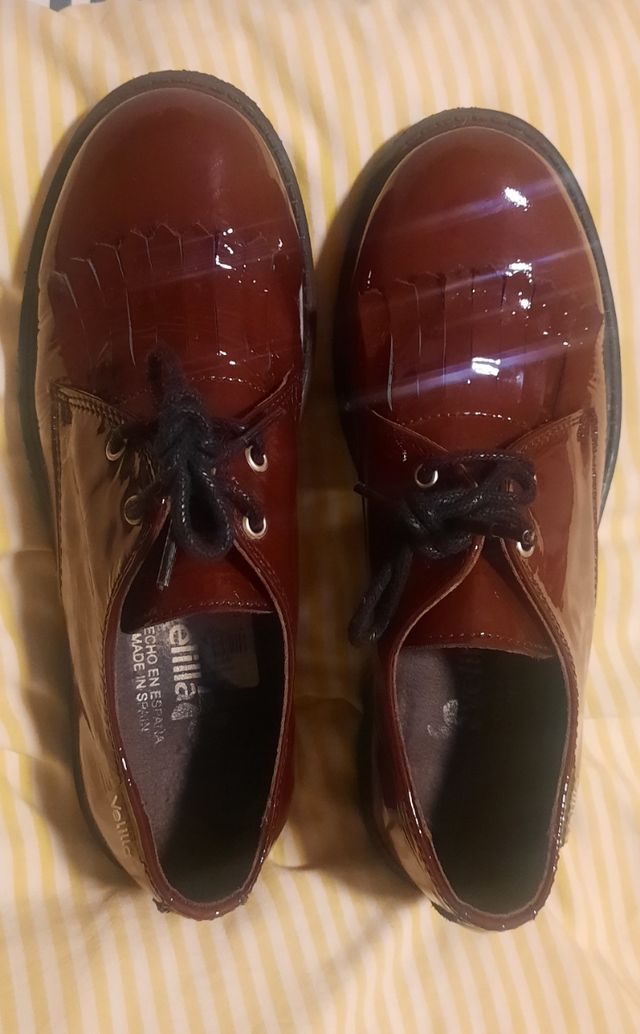 Zapatos niña charol burdeos oscuro. N° 33.