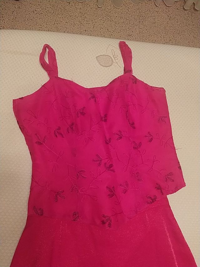 Traje de falda larga y corpiño rojo