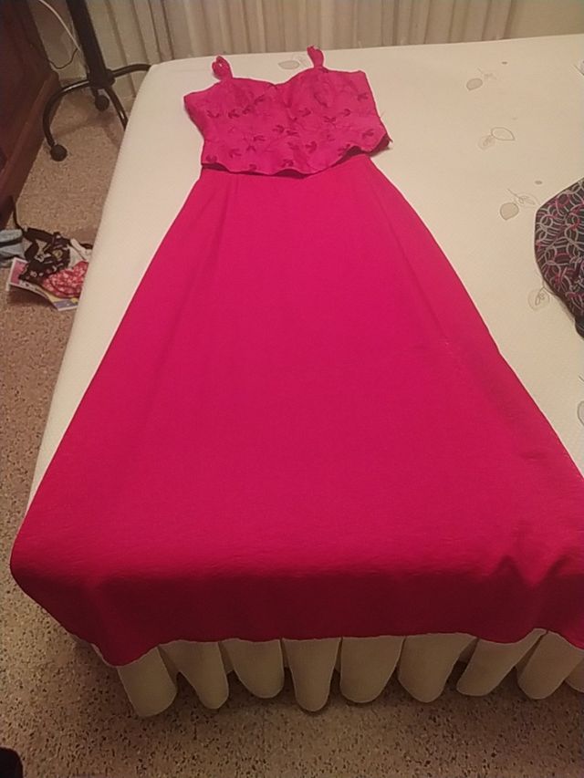 Traje de falda larga y corpiño rojo