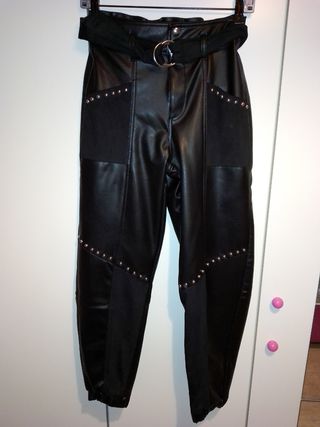 Pantalón polipiel bershka xs\\/ 34-36 de segunda mano por 18 EUR en Collado  Villalba en WALLAPOP