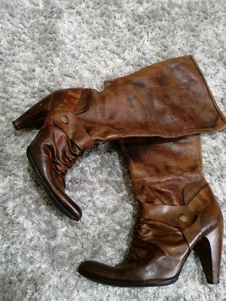 BOTAS CAMPERAS ALTAS DE PIEL COWBOY CON FRUNCIDO de segunda mano por 49 EUR  en Ayamonte en WALLAPOP