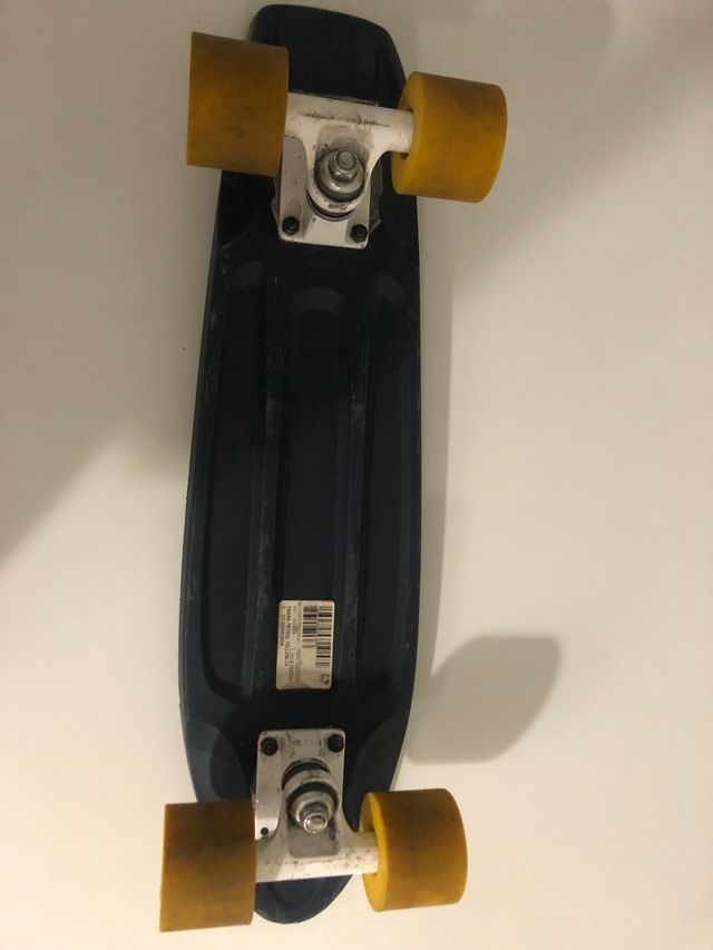 MonoPatín cuatro ruedas amarillas