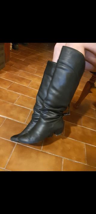 Botas piel legítima, negras, tacón cubano. T-39. de segunda mano por 13 EUR  en Elche en WALLAPOP