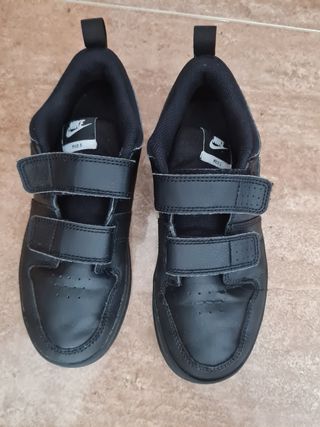 Zapatillas de deporte Nike talla 35 con velcro de segunda mano por 10 EUR  en El Ejido en WALLAPOP
