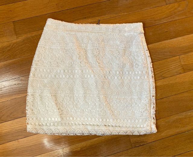Falda de encaje blanco