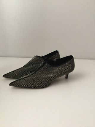 Zapato -botín negro con tachuelas de Zara de segunda mano por 27 EUR en  Madrid en WALLAPOP