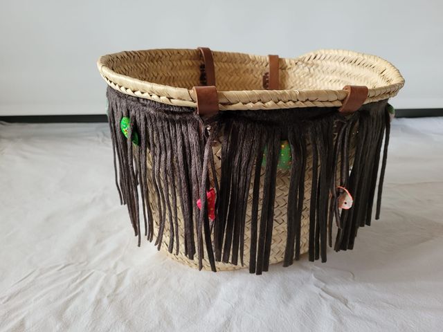 Capazo de mimbre decorado / Cabas per platja