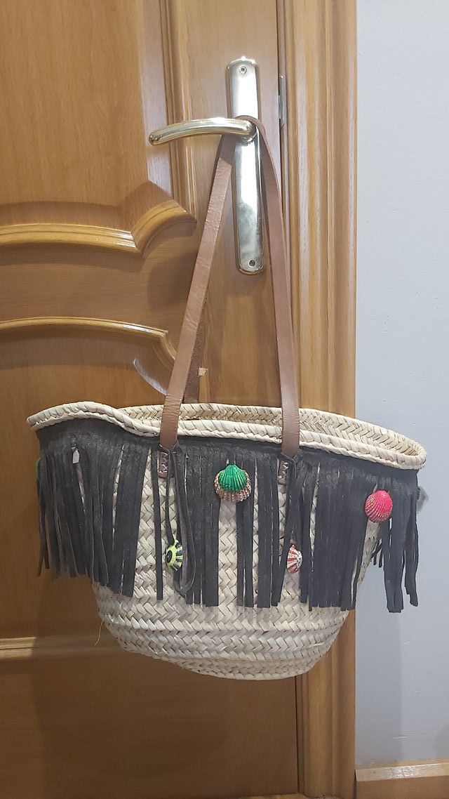 Capazo de mimbre decorado / Cabas per platja