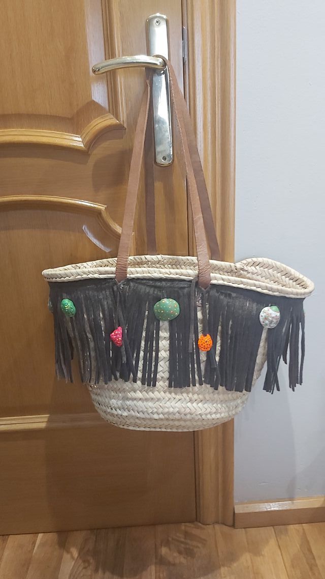 Capazo de mimbre decorado / Cabas per platja