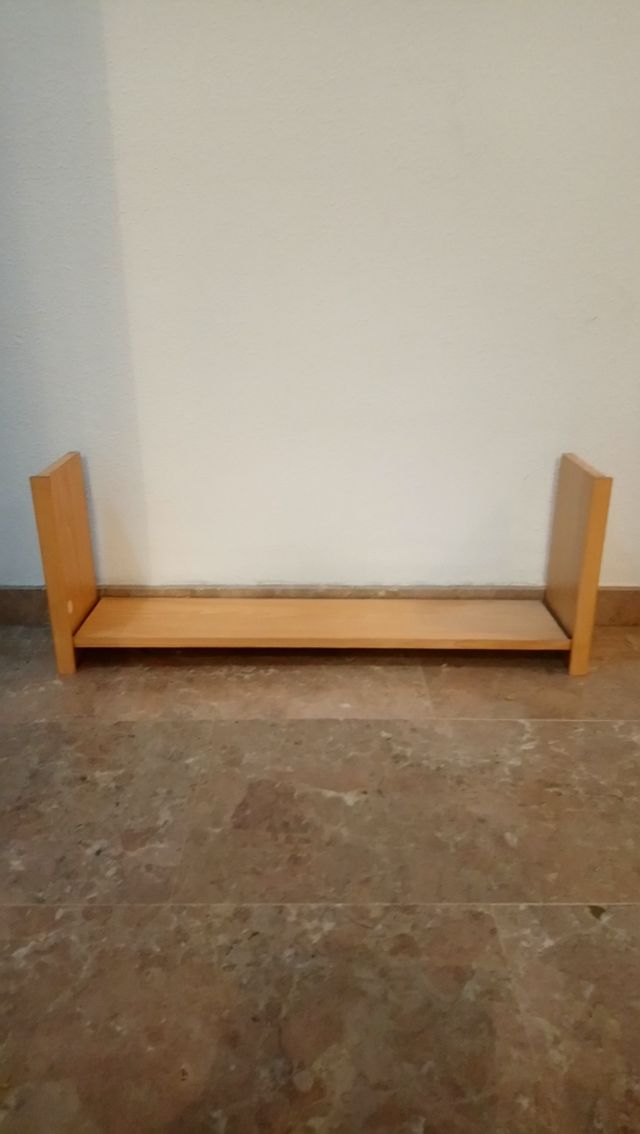 Estantería de madera de pared