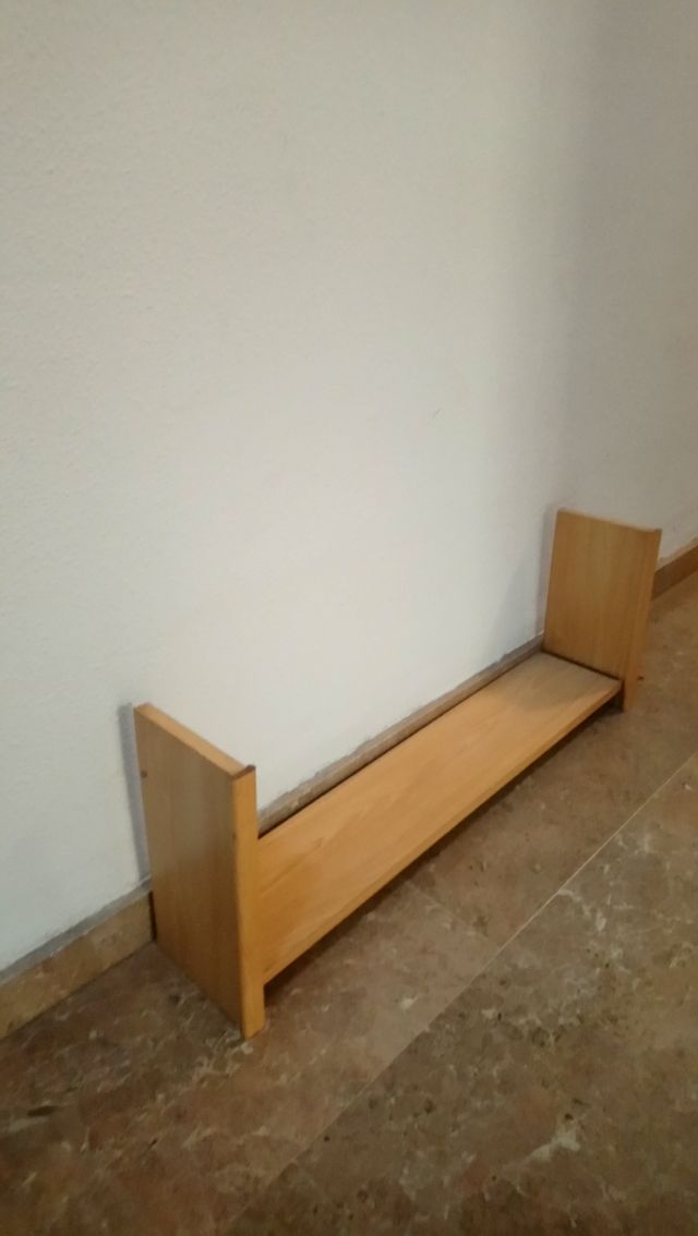 Estantería de madera de pared