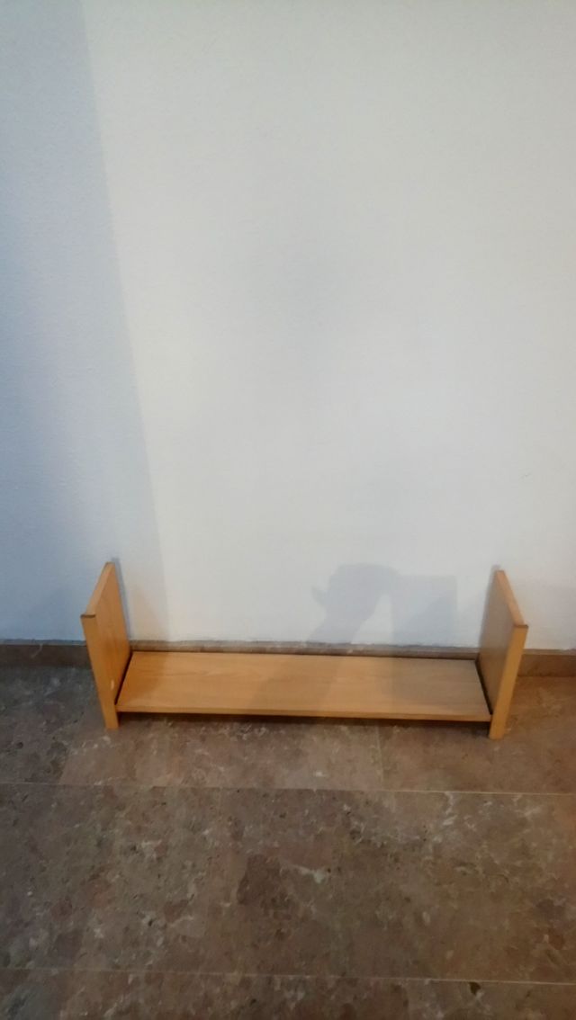 Estantería de madera de pared
