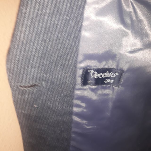 Traje de hombre, color negro de rayas.