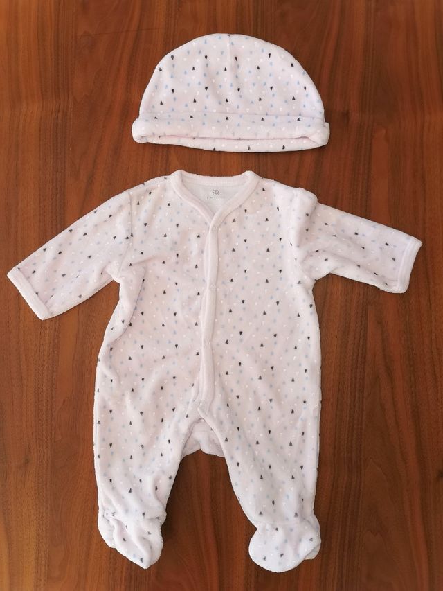 pijama y gorrito recién nacido