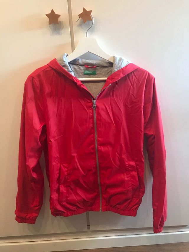 Chubasquero rojo para niño Benetton.