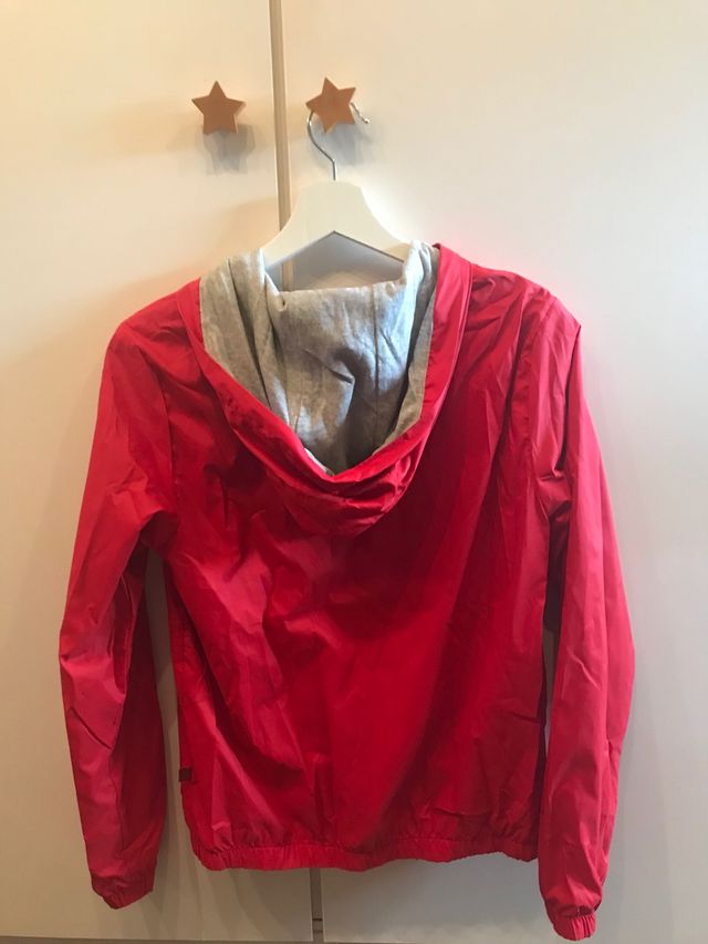 Chubasquero rojo para niño Benetton.