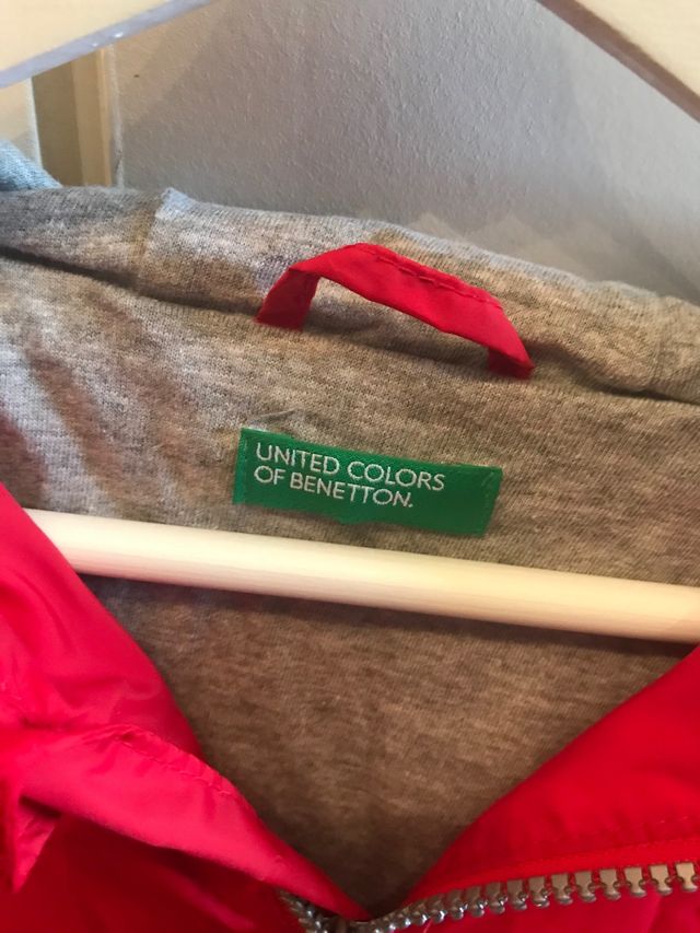 Chubasquero rojo para niño Benetton.