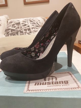 Zapatos Mustang Negros . Tacón alto. 37 de segunda mano por 20 EUR en La  Fortuna en WALLAPOP