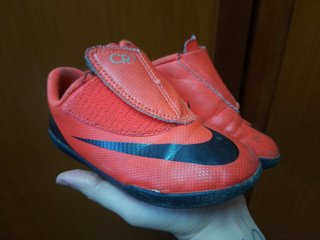 Zapatillas fútbol talla 27 de segunda mano por 2 EUR en Bilbao en WALLAPOP