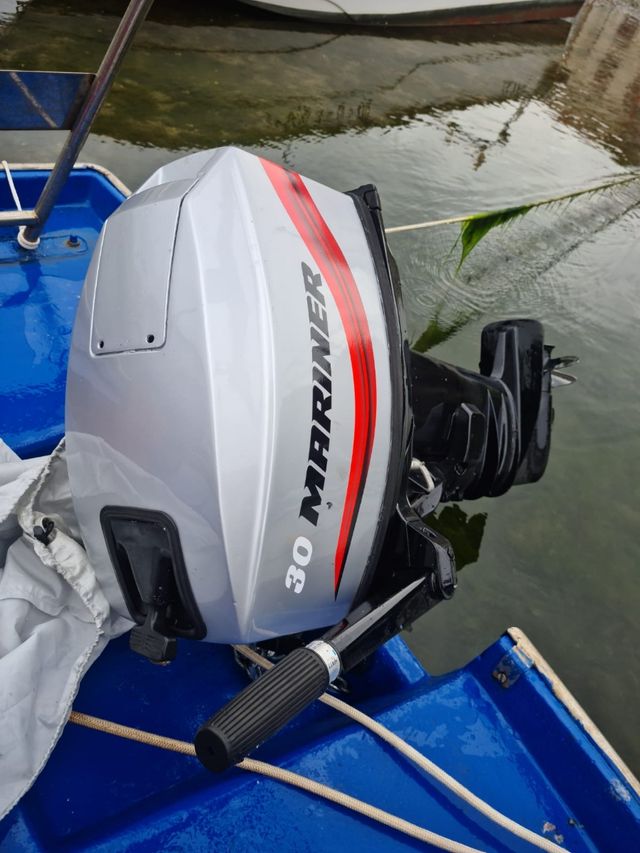 Motor fueraborda Mariner.