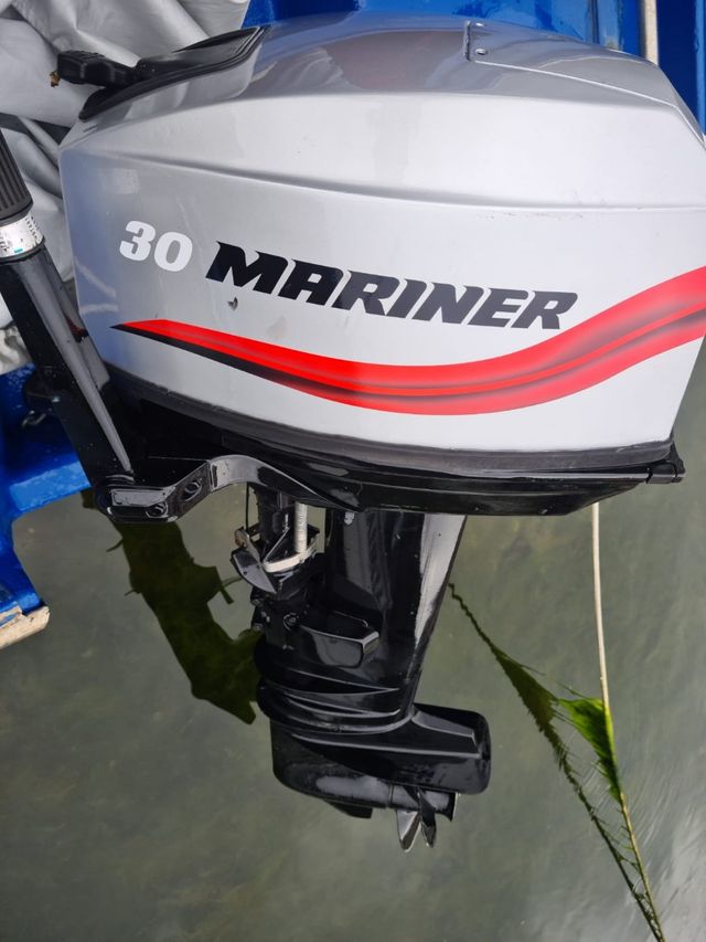 Motor fueraborda Mariner.