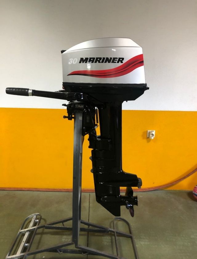 Motor fueraborda Mariner.