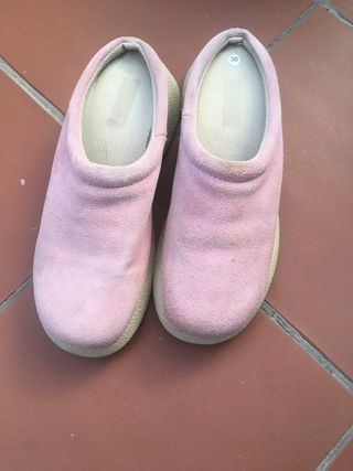 Zuecos de piel en rosa palo de segunda mano por 7 EUR en Palencia en  WALLAPOP